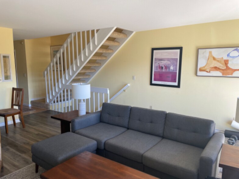 Building Photo - 460 Moonridge Dr