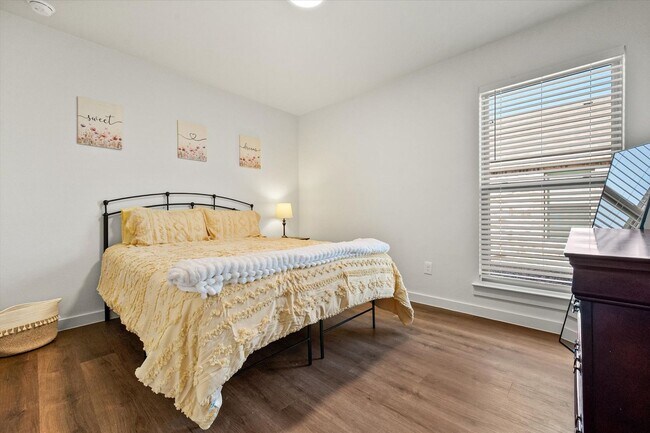 Building Photo - Now Pre-Leasing and a 55' TV -New 3/2/2 in Willowbend