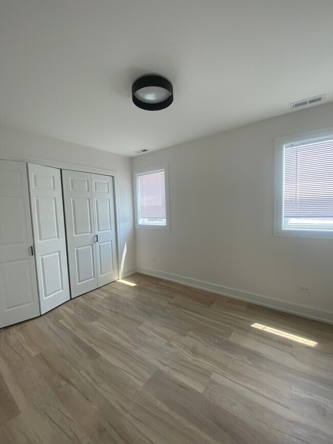 Building Photo - 2934 N Avers Ave