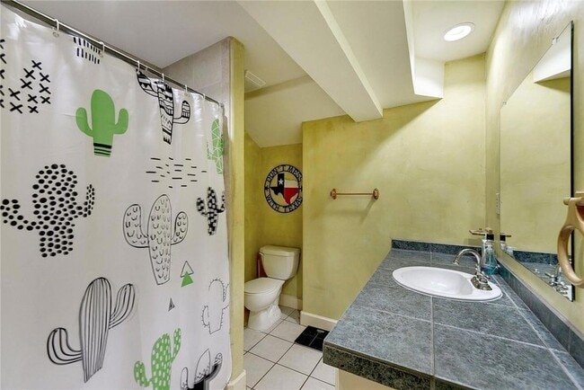 Building Photo - 1712 Lakeshore Dr