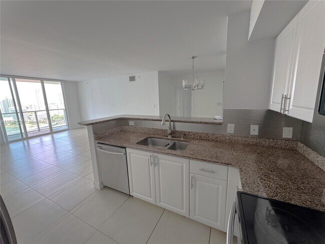 Building Photo - 1155 Brickell Bay Dr