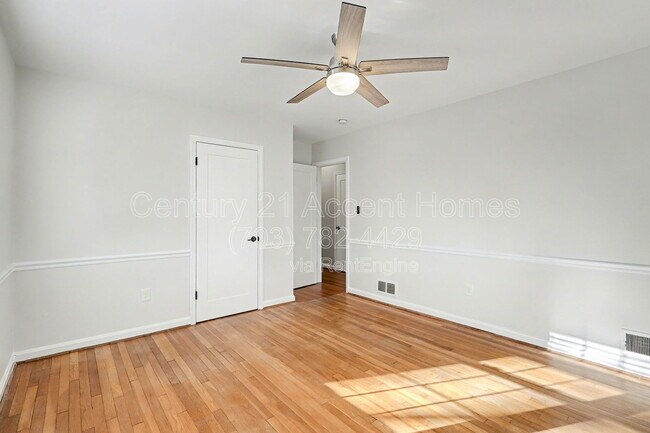 Building Photo - 3107 Valley Ln