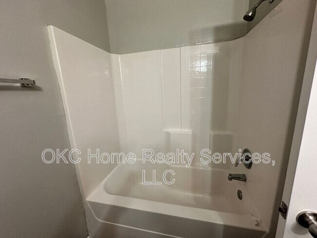 Building Photo - 1933 Autumn Way