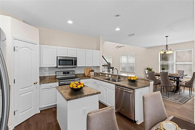 Building Photo - 10801 Sierra Vista Pl
