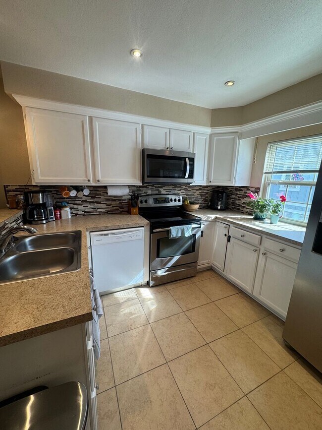 Building Photo - Three Bedroom Townhome with Pool