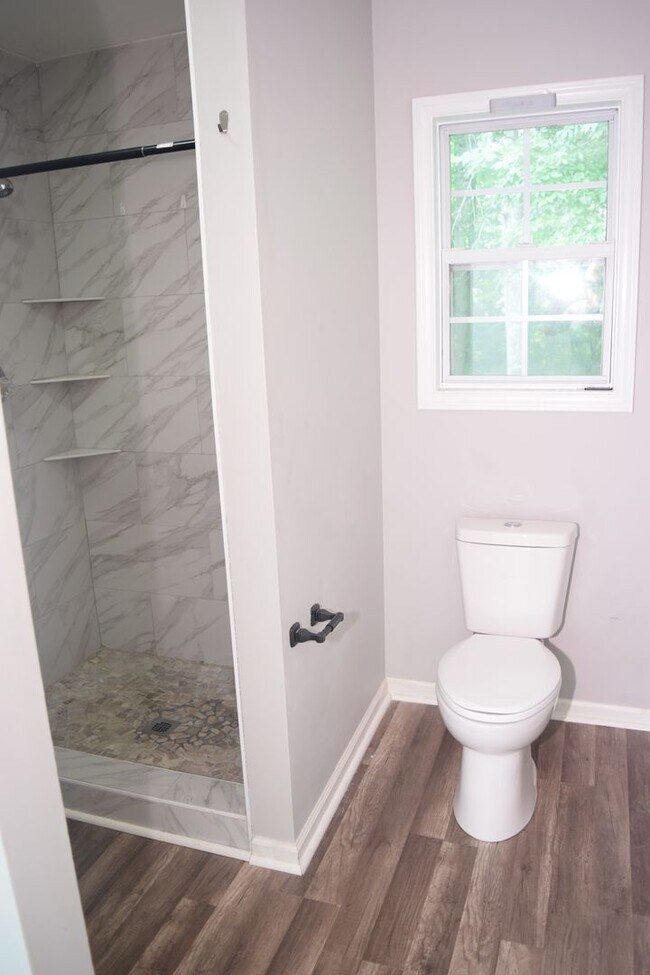 Building Photo - Spacious and Cozy 3-Bedroom Home in a Grea...