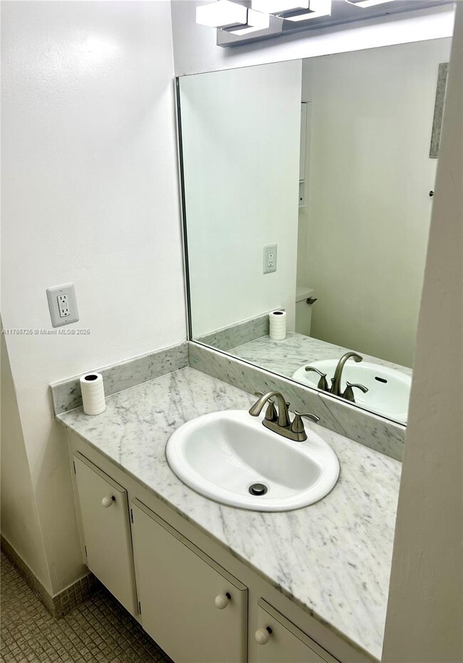 Building Photo - 1200 NE Miami Gardens Dr