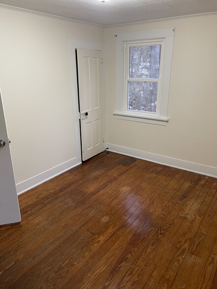 Building Photo - 215 N Irvine St