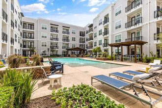 Building Photo - Lakeside Urban Center