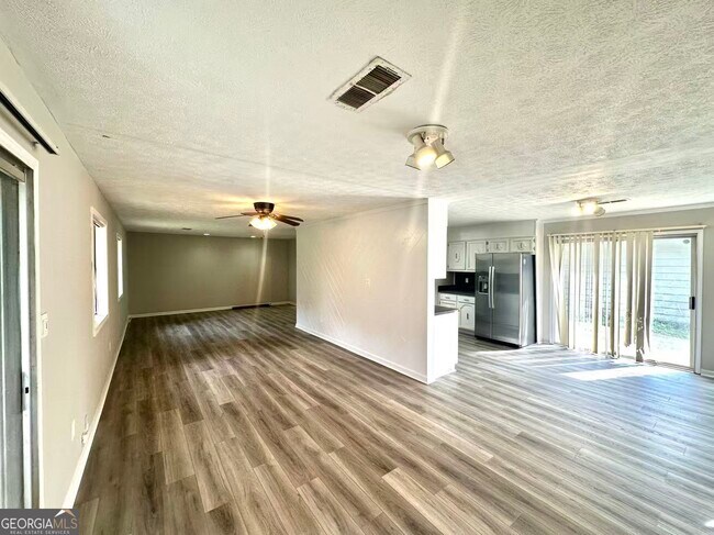 Building Photo - 100 Lakeview Ln