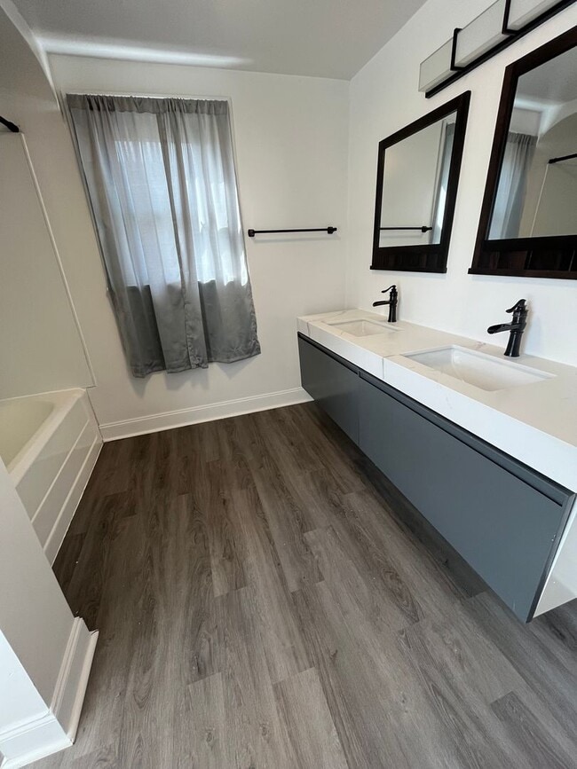 Building Photo - Three Bedroom Single Family House