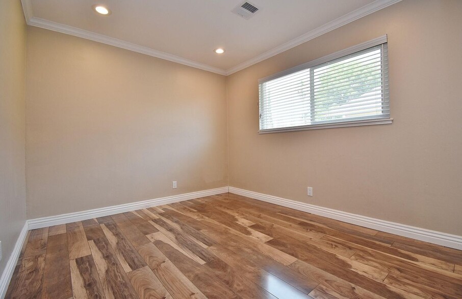 Building Photo - 4640 W Rishell Ct