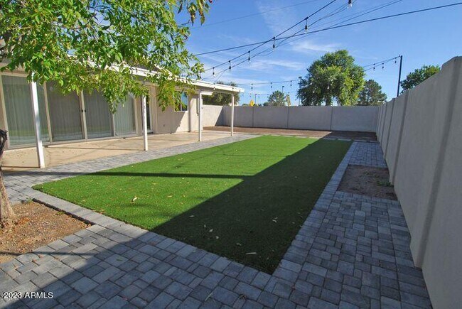 Building Photo - 8541 E Catalina Dr