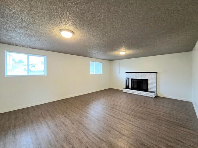 Building Photo - **Charming 3 Bedroom + Bonus, 2.5 Bath House for Rent in Desirable East Wenatchee**