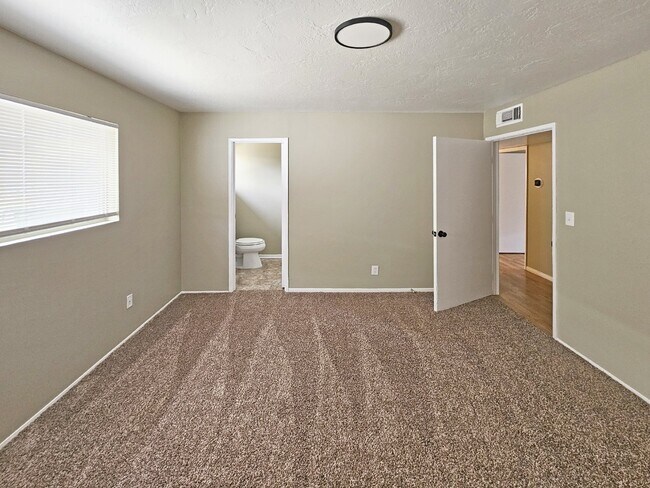 Building Photo - 6552 Valley Ave