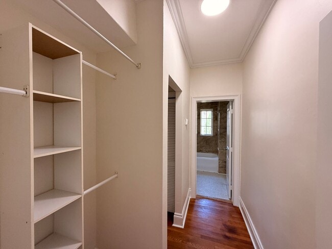 Building Photo - One Bedroom / One Bath Condo