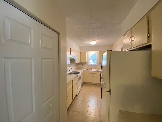 Building Photo - 449 Hickory Hill Dr