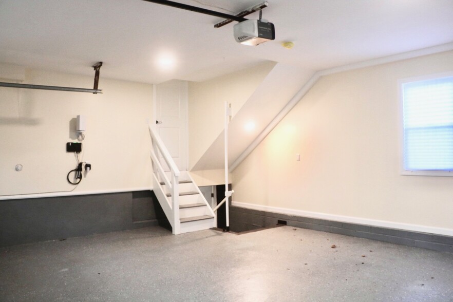 Building Photo - 19 Primrose Ave W
