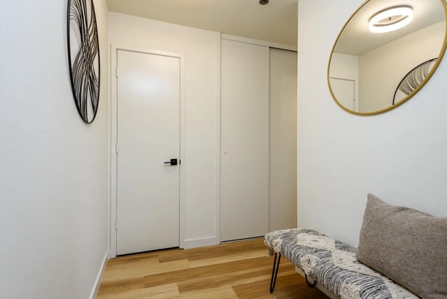 Building Photo - Enjoy this homes convenient location to al...