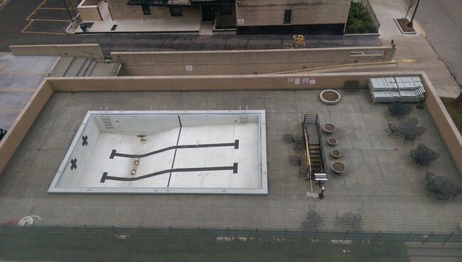 Building Photo - 2400 N Lakeview Ave