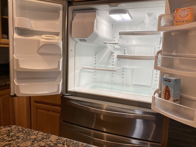 Refrigerator and freezer in the bottom - 10725 Westminster Ave