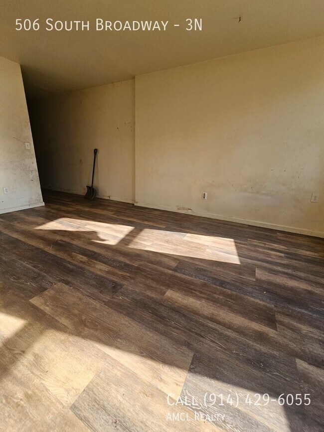 Building Photo - 506 S Broadway