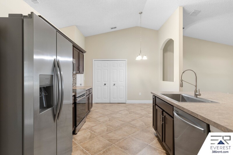 Building Photo - 242 Boulder Rock Dr