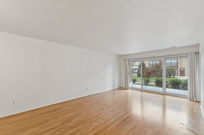 Building Photo - SPACIOUS Bright UNIT.