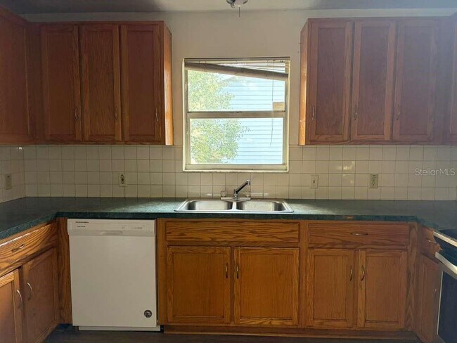 Building Photo - 548 E Walts Ave