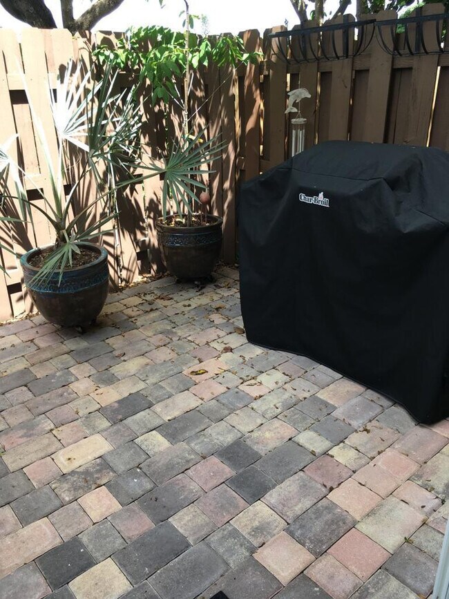 Building Photo - 1690 NE 33rd Ave