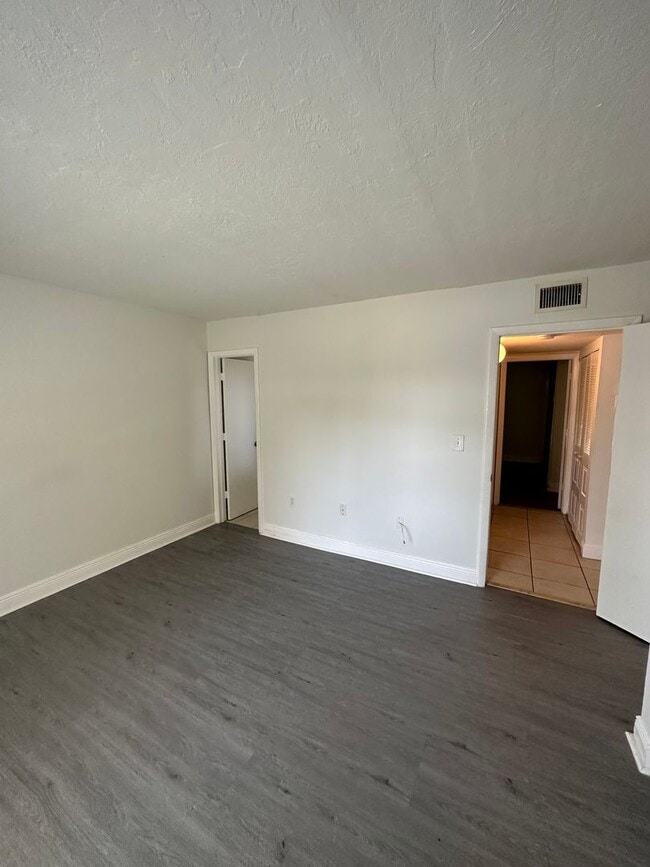 Building Photo - Kenwood