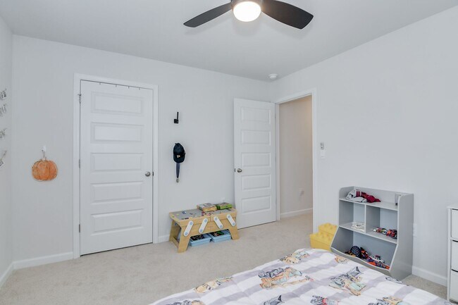 Building Photo - Beautiful 5 Bedroom 3 Bath