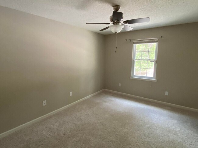 Building Photo - 654 Tara Ln