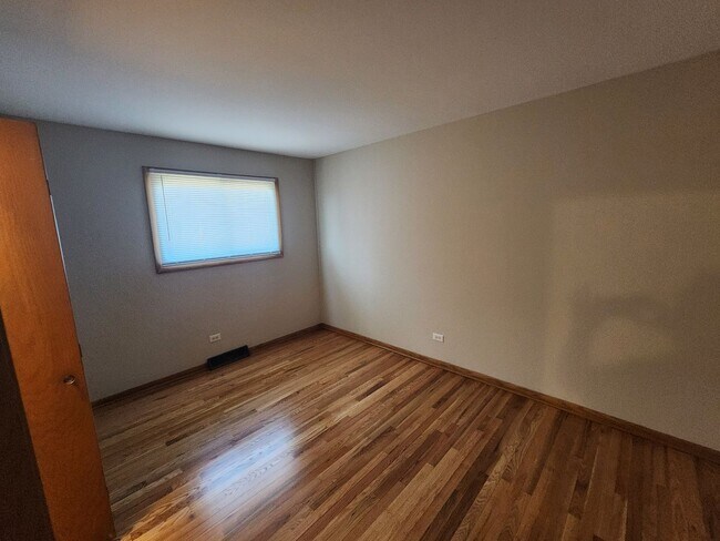 Building Photo - 16710 Kenwood Ave