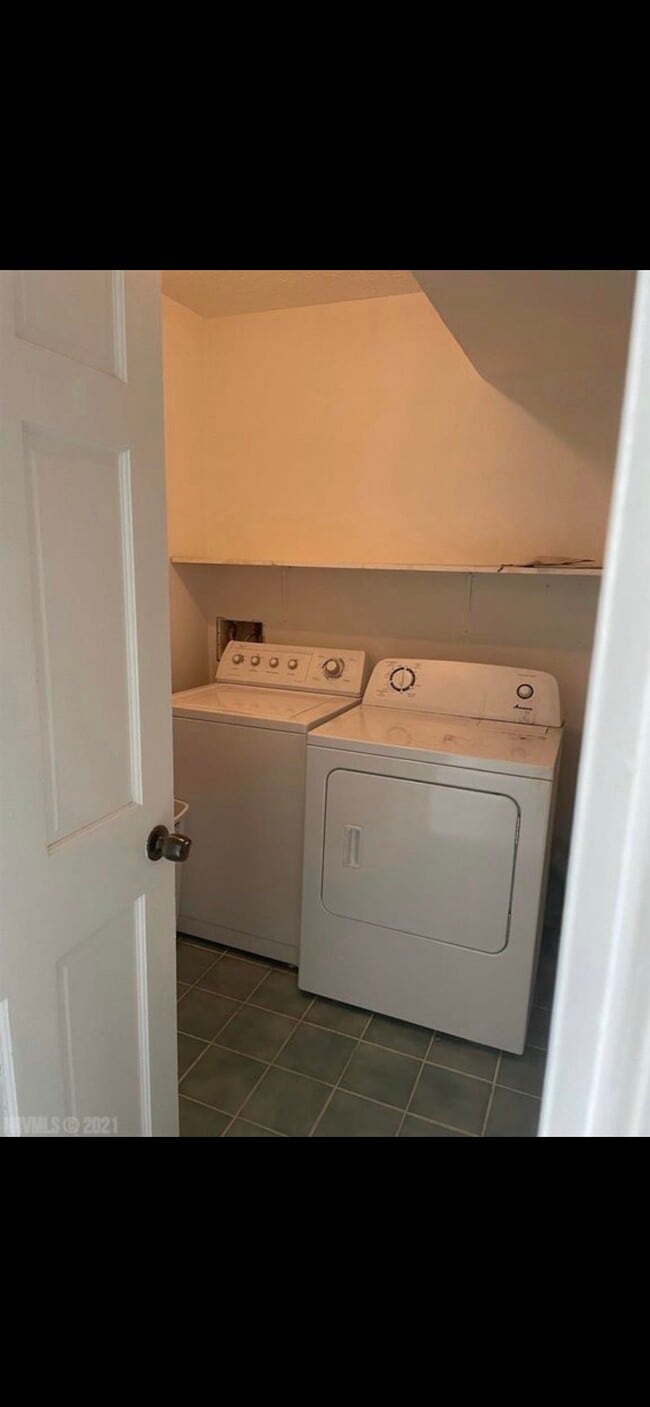 Building Photo - 419 New Kent Rd