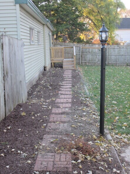 Building Photo - 605 1/2 N State St