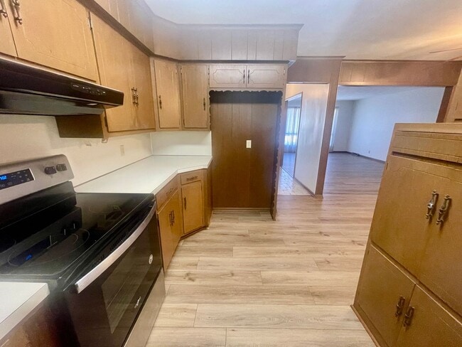 Building Photo - 3269 N Weller Ave