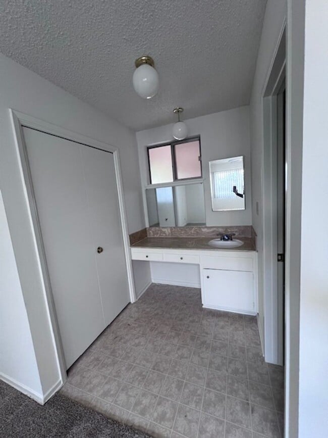 Building Photo - Hillside 3 Bed / 1 3/4 Bath Ranch Style Ho...