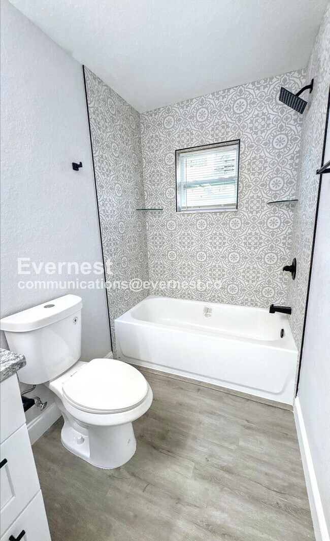 Building Photo - 4 Bed/2 Bath Home with Driveway / Availabl...