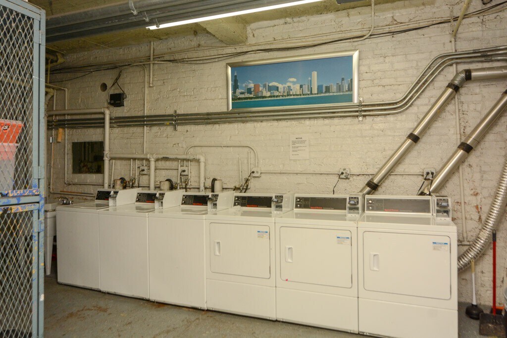 Building Photo - 1352 N Dearborn St