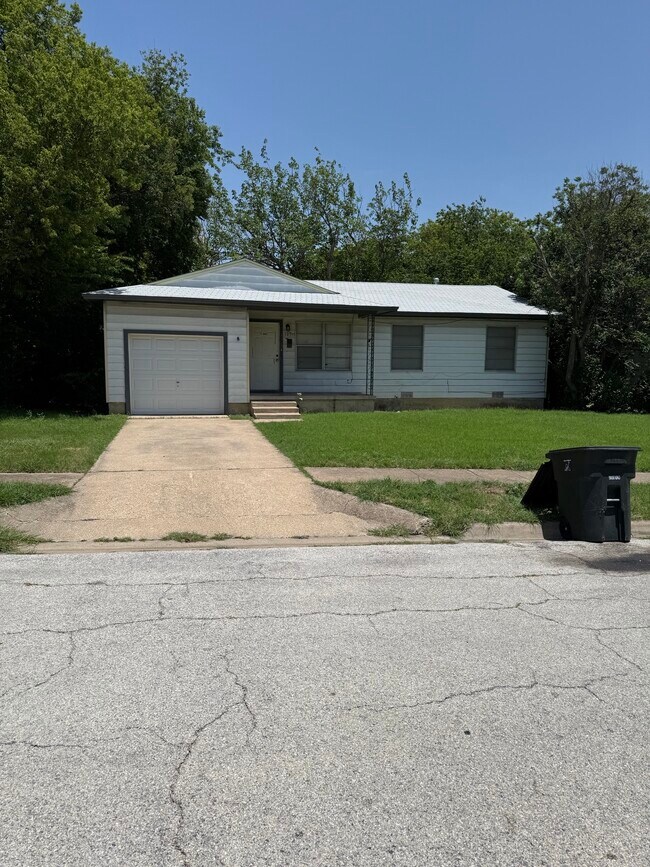 Building Photo - 109 W Vardeman Ave
