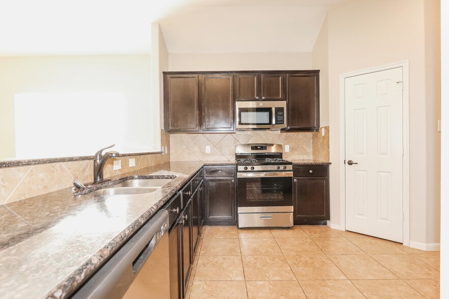 Building Photo - 18415 Sunrise Maple Dr