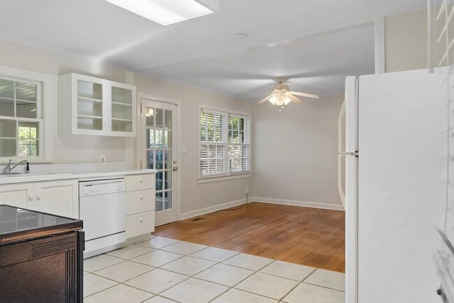 Building Photo - 2206 White Oak Dr