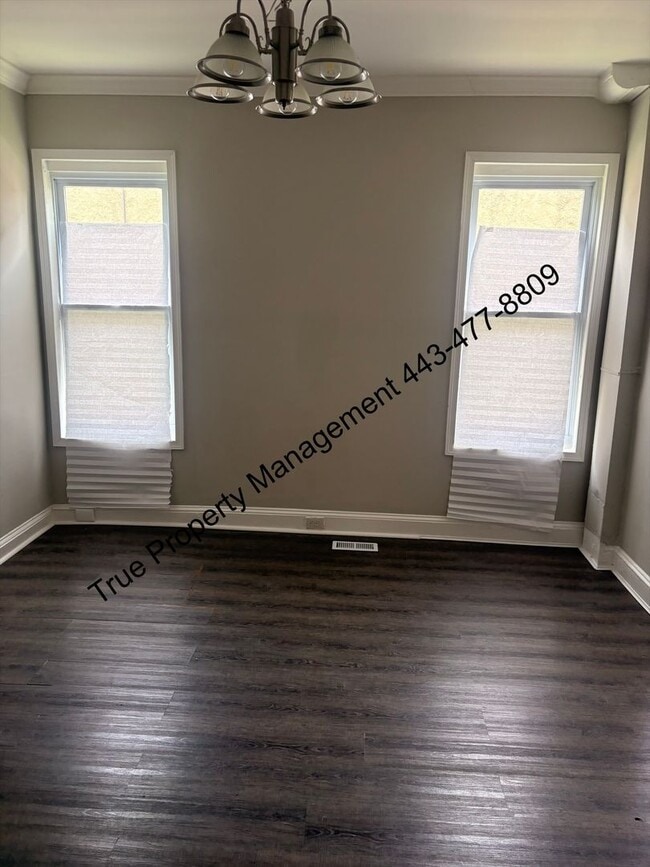 Building Photo - Spacious 5 Bedroom Home with Large Backyard & In-Unit Washer/Dryer