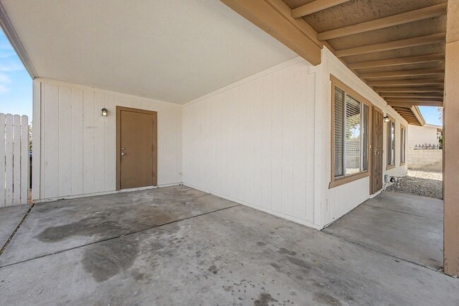 Building Photo - Beautiful 3 Bedroom Home with Large Grass Yard