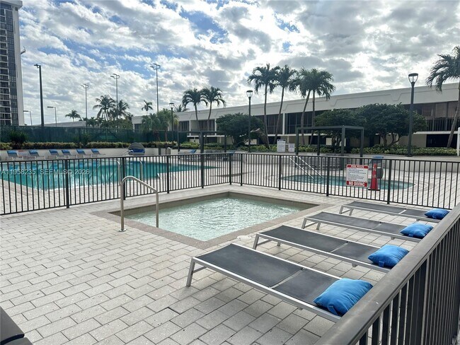 Building Photo - 1925 Brickell Ave