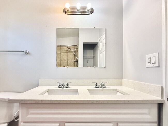 Building Photo - 7111 Onyx Dr N