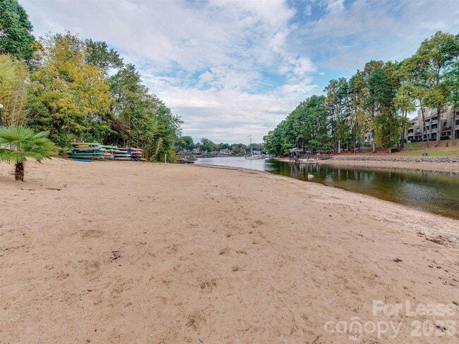 Building Photo - 19827 Henderson Rd