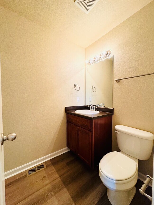 Building Photo - Spacious 3 Bedroom 2 Bath Ranch Style Home