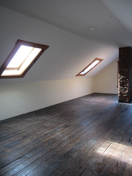 Building Photo - 2444 Deming Ave